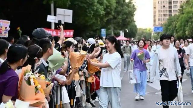 6月9日,2026年高考终端,科场外各样项目祝贺温暖满满。中新社图